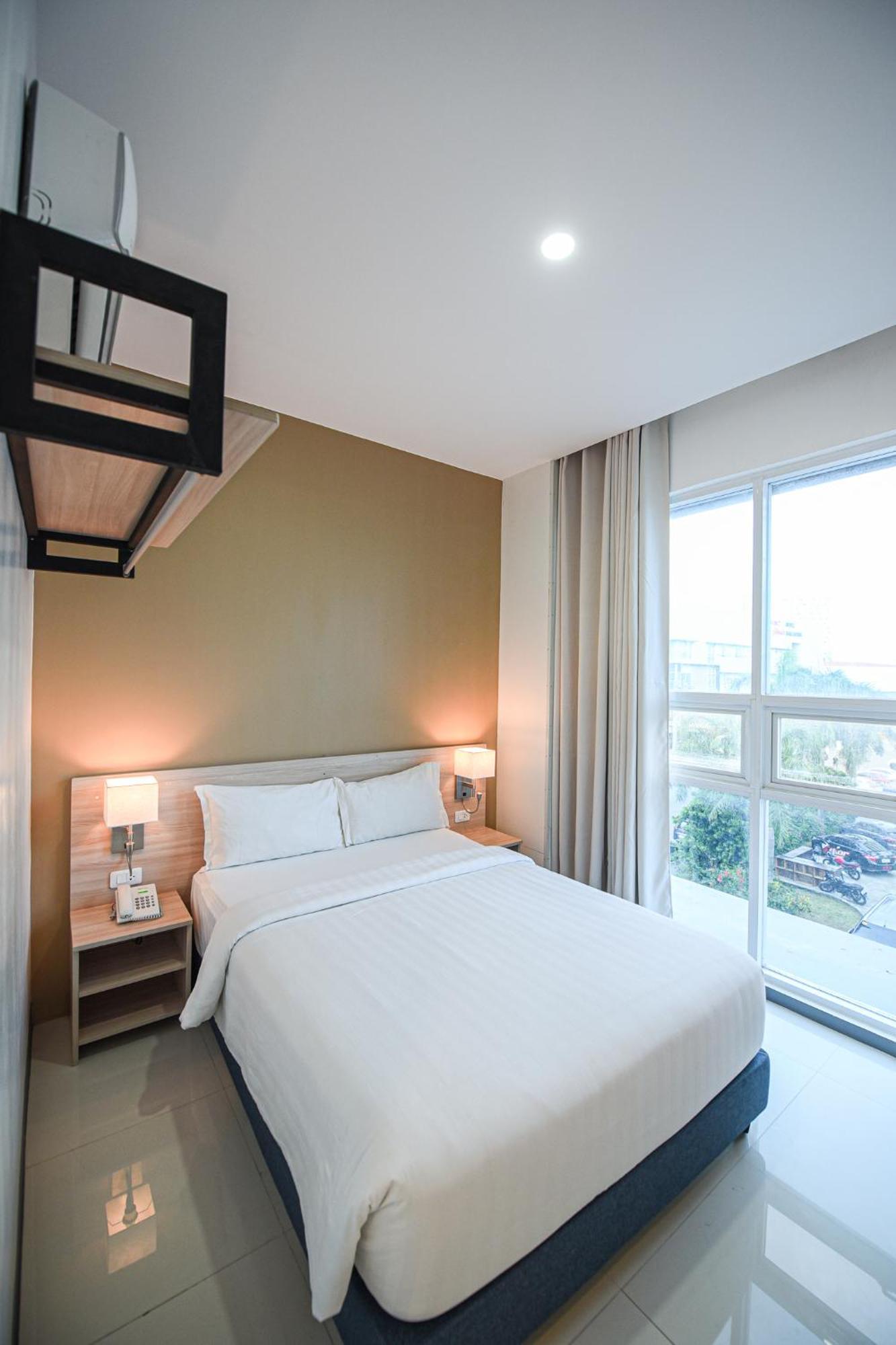 โรงแรมฟิกทรี อีโลอีโลซิตี้ ภายนอก รูปภาพ